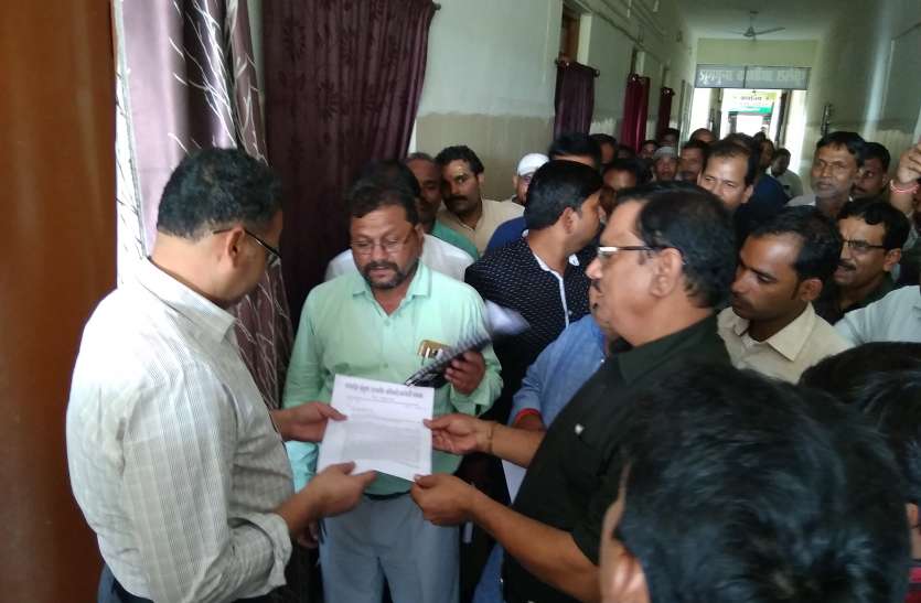 Kotma Janpad Panchayat president giving threat to CEO to be dealt with कोतमा जनपद पंचायत अध्यक्ष दे रही सीईओ को निपटा देने की धमकी