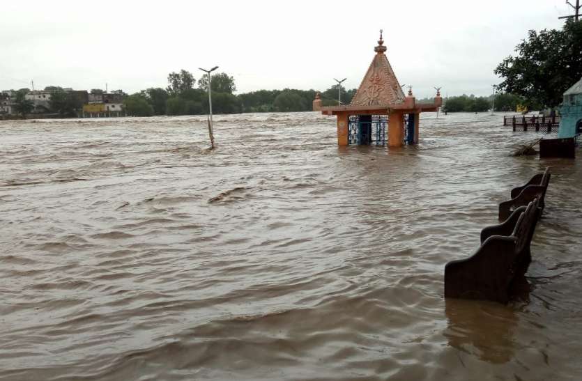 Here it is raining heavily, Narmada is in spate यहां हो रही है जोरदार बारिश, उफान पर नर्मदा