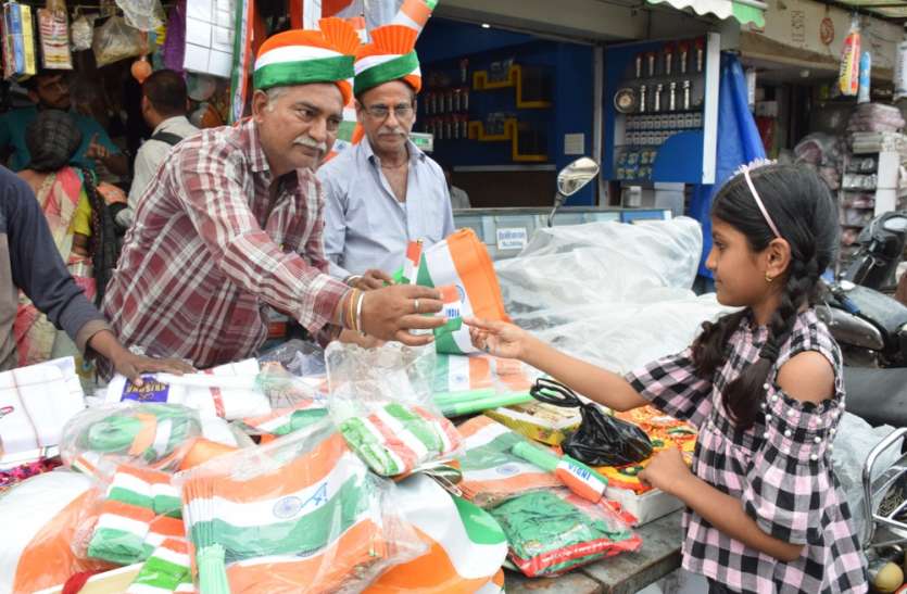 independence day 2019: independence day quotes images download देशभक्ति के रंग में रंगा बाजार, स्वतंत्रता दिवस पर तिरंगा पट्टी, रिबन और ब्रेसलेट का बढ़ी डिमांड