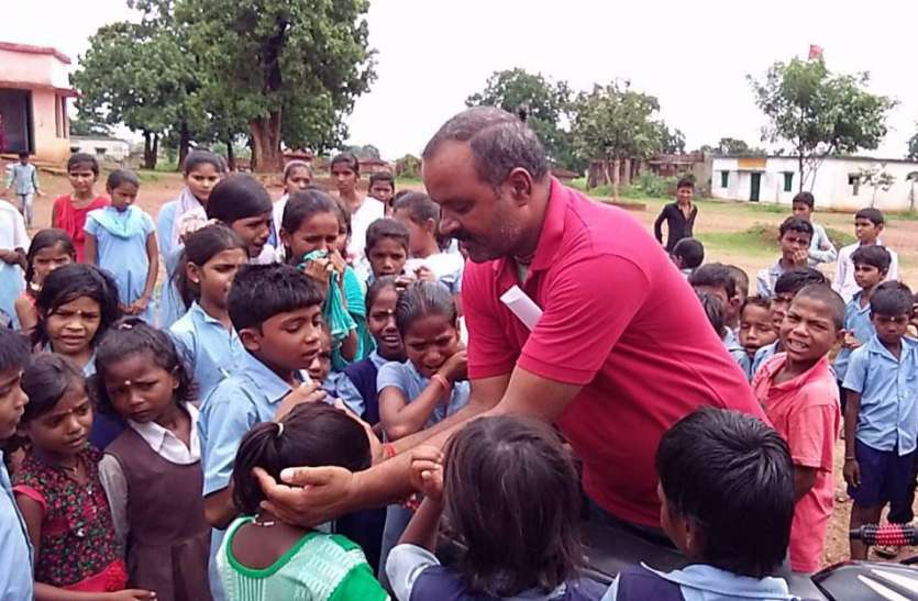 singrauli teacher: transferred from school his students got emotional मास्साब के ट्रांसफर पर फूट-फूट कर रोए बच्चे, गुरु-शिष्य के अगाध प्रेम की नहीं पढ़ी होगी ऐसी कहानी