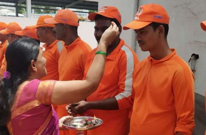 rakhi pic महाराष्ट्र में बाढ़ के बीच राखी से दो दिन पहले कुछ इस तरह मनाया गया रक्षाबंधन