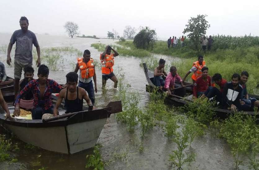 patrika डैम किनारे नाव में बैठक 9 युवक ले रहे थे सेल्फी, फिर हुआ यह हादसा