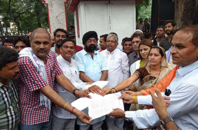 BJP workers besiege the collectorate बिलासपुर शहर की सीमा बढ़ाने के विरोध बीजेपी कार्यकर्ताओं ने किया कलेक्ट्रेट का घेराव