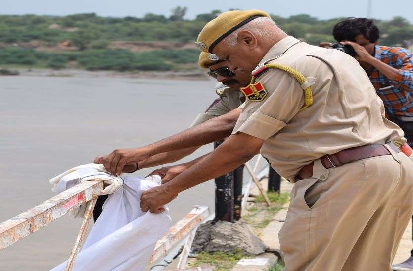 dholpur news dholpur .First woman from Chambal bridge, then old man jumped into the river चंबल पुल से पहले महिला, फिर वृद्ध ने लगाई नदी में छलांग