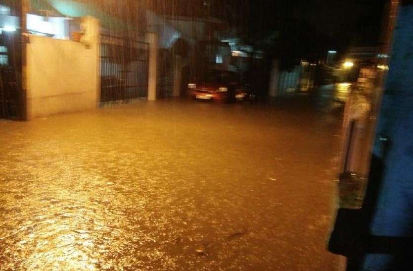 heavy rain,weather update,barish,heavy rain in mp,heavy rain in jammu,submerged,crop submerged,in heavy rain,heavy rain effected area,heavy rain alert,heavy rain warning,weather alert,barish photo,barish ka pani,many colonies Submerged,submerged city,submerged roads,Many home submerged,half of the city submerged,heavy rains submerged roads,Weather alert heavy rains,latest weather update,Weather update of MP,Latest Weather Update in MP,weather update in mp,houses submerged, Weather alert : सावन की विदाई पर झूमकर बरसे बदरा, संस्कारधानी हुई तरबतर