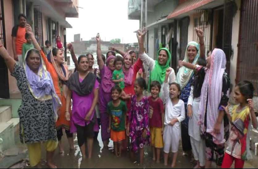 Local people performed आणंद : बारिश रुकने के ७२ घंटे बाद भी नहीं उतरा पानी