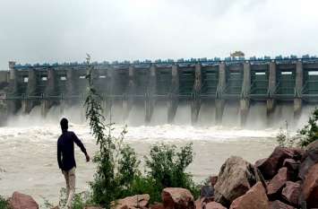 heavy rain today news : 16 gates of the dam opened due to heavy rain heavy rain today news : MP में भारी बारिश के कारण बांध के 16 गेट खोले,यूपी-एमपी को जोडऩे वाला पुल डूबा, रास्ता बंद, देखें वीडियो