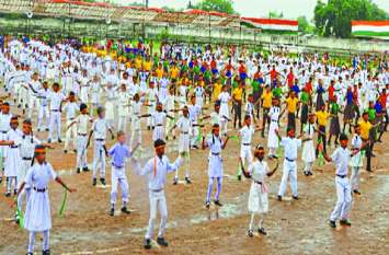 Children showed patriotism in dress rehearsal बारिश के बीच हुआ ड्रेस रिहर्सल में बच्चों ने दिखाया देशभक्ति का जज्बा, सांस्कृतिक कार्यक्रम में रहा उत्साह
