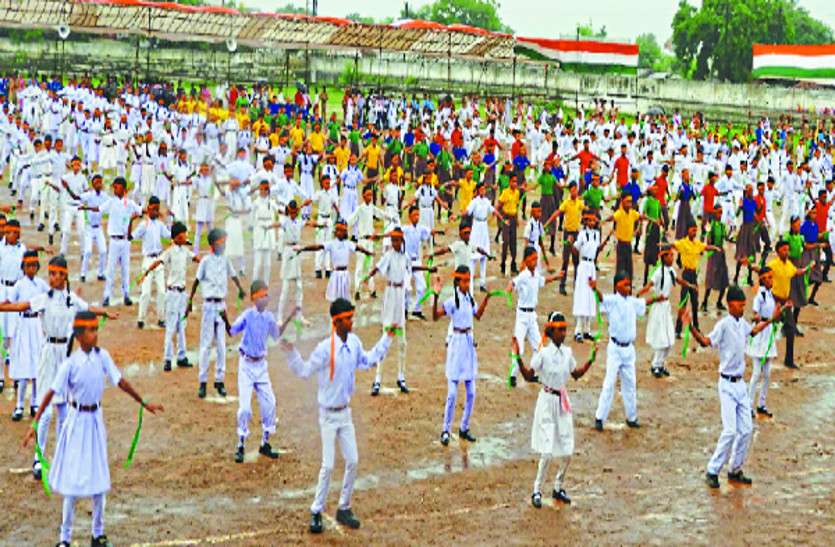 cg news बारिश के बीच हुआ ड्रेस रिहर्सल में बच्चों ने दिखाया देशभक्ति का जज्बा, सांस्कृतिक कार्यक्रम में रहा उत्साह