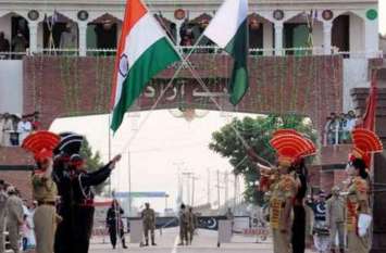 Beating retreat ceremony at Attari-Wagah border VIDEO: स्वतंत्रता दिवस की पूर्व संध्या पर अटारी-वाघा सीमा पर 'बीटिंग रिट्रीट समारोह'