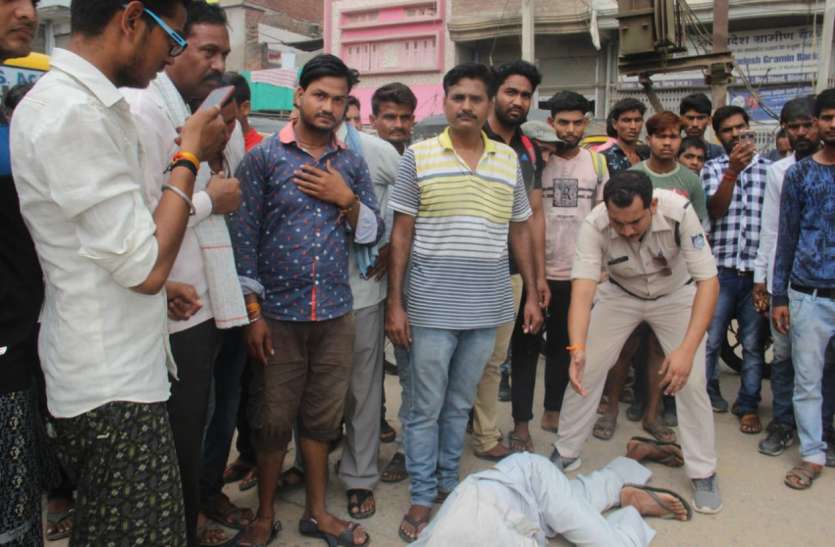loader, old man, buy Rakshabandhan, son, bhind news, bhind news ih hindi, bhind news in mp पुत्र के साथ रक्षाबंधन की खरीदारी करने आए वृद्ध को लोडर ने कुचला