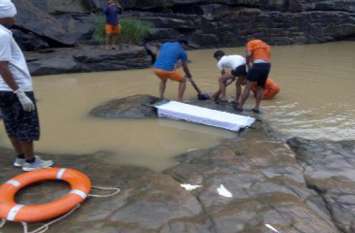 water fall accident, bhadka prapat,dead body recover, सावधान .. पिकनिक स्थलों पर जाएं तो खतरे से रहें संभलकर भड़का प्रपात में बहे तीसरे युवक का शव निकाला,एक अन्य की पहले हो चुकी मौत