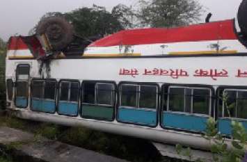 Bundi news, Bundi rajasthan news,Bus,Turn over,The traveler,Riders,D कोटा से जयपुर जा रही बस पलटी, बाल-बाल बचे यात्री