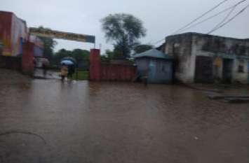 Bundi news, Bundi rajasthan news,rain,Girls,Trouble,Municipality,sch सडक़ से ऊंचा बना दिया नाला, बरसात में बालिकाओं को उठानी पड़ रही परेशानी