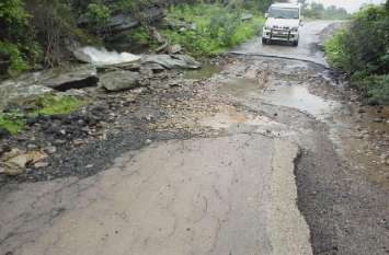 Bundi news, Bundi rajasthan news,Damaged road,Vehicle,The drivers,Tr क्षतिग्रस्त सडक़ से वाहन चालकों को हो रही परेशानी