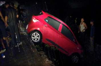 Car Accident in Rajasthan: Car falls into river in Jhalawar बारिश के दौरान बेकाबू होकर नदी में गिरी कार, 3 महिलाओं के साथ 2 पुरूष थे सवार