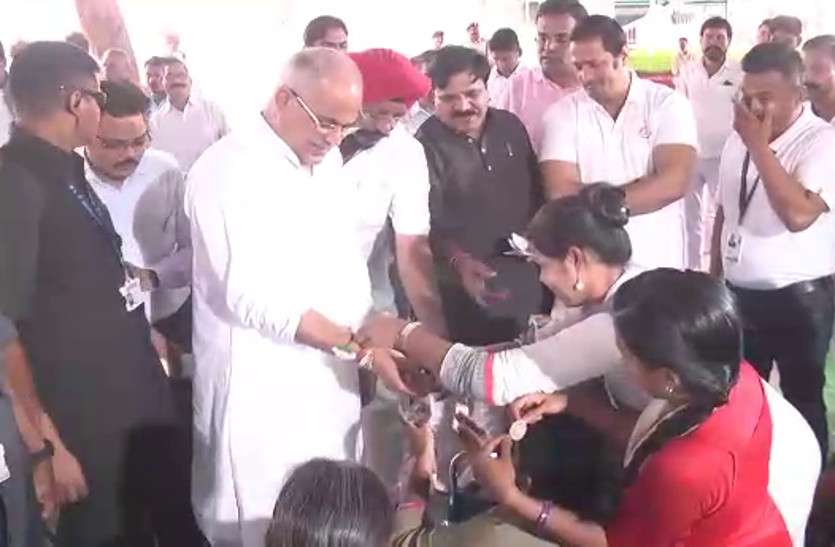 rakhi gift रक्षाबंधन से पहले दिव्यांग बहनों ने CM भूपेश को बांधी राखी, मिला ये अनोखा गिफ्ट