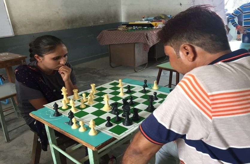 jalore chess competition Chess competition: पंाच चक्रों में 4.5 अंक प्राप्त कर चैम्पियनशिप पर कब्जा
