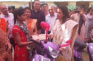 Girls' faces blossomed after getting scooty in school Bharatpur News ...विद्यालय में स्कूटी पाकर खिले छात्राओं के चेहरे