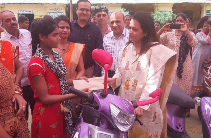 bharatpur Bharatpur News ...विद्यालय में स्कूटी पाकर खिले छात्राओं के चेहरे