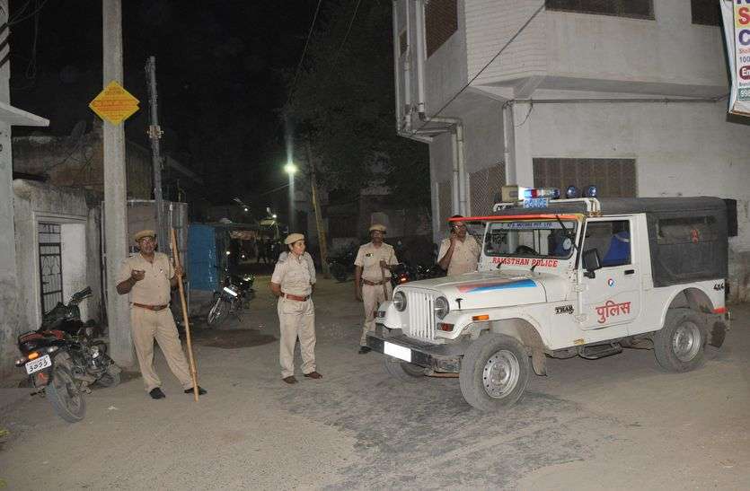 Controversy Between Two Groups in Sikar : शहर के जमींदारा मोहल्ले में चुनावी रंजिश को लेकर मंगलवार देर रात को दो गुटों में विवाद हो गया। जयपुर के बाद सीकर में चुनावी रंजिश को लेकर दो गुटों में विवाद, भारी पुलिस जाब्ता तैनात
