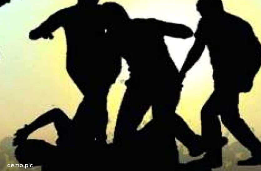 The bullies beat up the whole family, threatened to kill them गांव के दबंगों ने कर दी पूरे परिवार की पिटाई, जल्द कब्जा नहीं हटाने पर दी जान से मारने की धमकी
