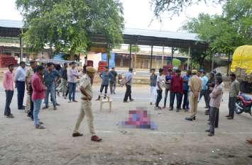 Truck crushed father of 4 children in karshi mandi accused arrested 4 बच्चों के पिता को ट्रक ने कुचला, घटना के बाद भीड़ में शामिल हो गया ड्राइवर, पसीने छूटे तो पकड़ा गया