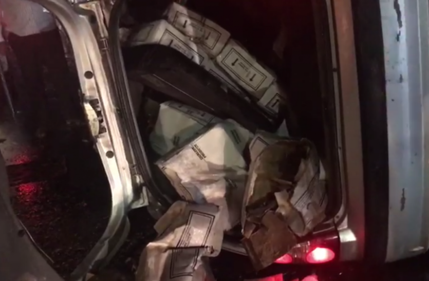 car बीच सड़क पर पलटी कार और मच गई लूटपाट, जानिये पूरा मामला