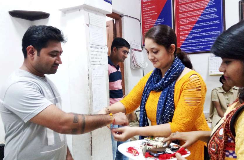 patrika पुलिस कर्मचारियों को राखी बांधकर मनाई खुशी