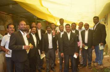 President of the District Advocates Association crowned by Dinendra So जिला अधिवक्ता संघ के अध्यक्ष का ताज दीनेन्द्र सोनवाने के सर बंधा