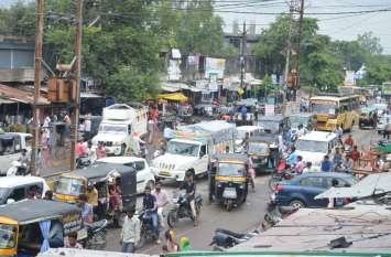 Passengers stuck in hour jam, continue to be troubled घंटो जाम में फंसे रहे राहगीर, होते रहे परेशान