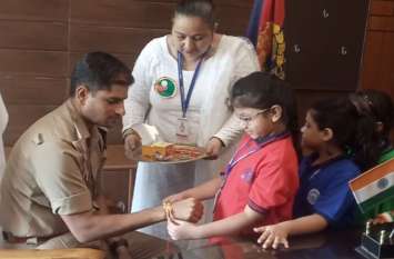 SP Yashvir Singh emotional after rakhi tied by girls on Rakshabandhan RakshaBandhan: छोटी बच्चियों से राखी बंधवाकर भावुक हुए SP, याद आया घर-परिवार