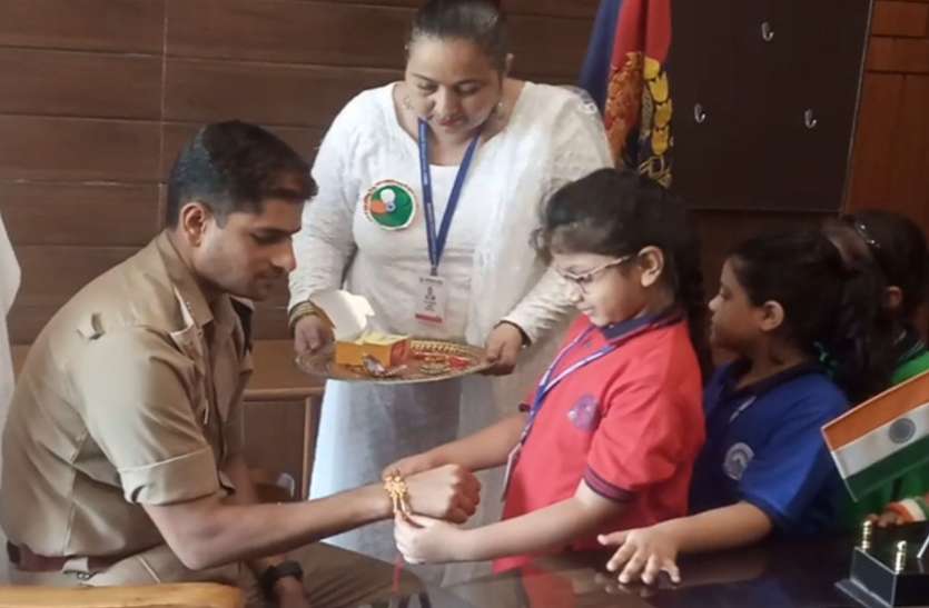 Hapur SP Yashvir Singh RakshaBandhan: छोटी बच्चियों से राखी बंधवाकर भावुक हुए SP, याद आया घर-परिवार