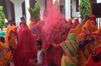 Hey, is this how fowl of Gulal in the saavan as phaagun. अरे ये क्या यहां सावन में उड़ी फागुन की सी गुलाल