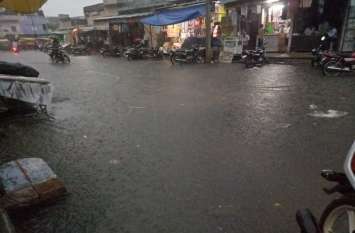 Heavy Rain in Rajasthan गर्जना के साथ जमकर बरसे बदरा, सड़कें बनी दरिया