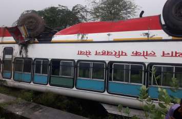 Bundi News, Bundi Rajasthan News, Public Transport Bus, Ashok Nagar, W लोक परिवहन की बस पलटी, आधा दर्जन यात्री चोटिल