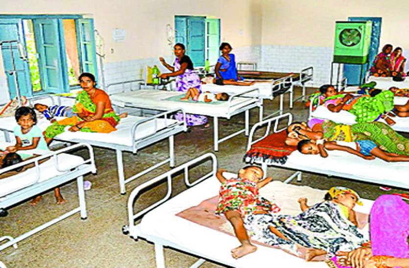 hospital बदलते मौसम में वायरल फीवर का फैला प्रकोप, बढ़ते मरीजों से फु़ल हुआ बेड