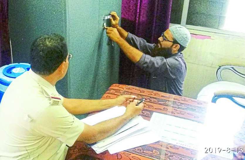 nagarpalika ताला तोड़कर खोली नगर पालिका की अलमारी, गायब मिले दस्तावेज