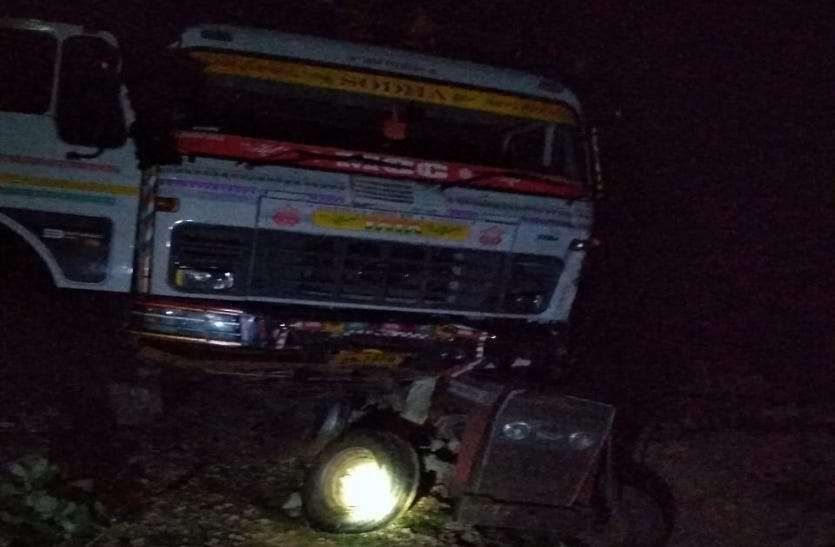 Three death in road accident डम्पर ने ट्रैक्टर को 100 फीट घसीटा, तीन की मौत, दो गंभीर घायल