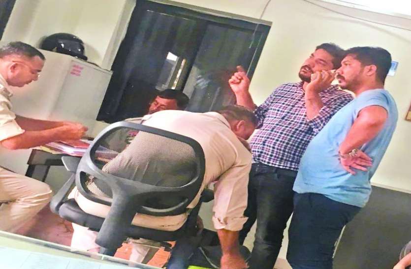 indore पुलिस की ‘दोस्ती’ का नजारा- रिमांड पर चल रहे एडवाइजरी कंपनी के मालिक की हो रही ऐसी खातिरदारी