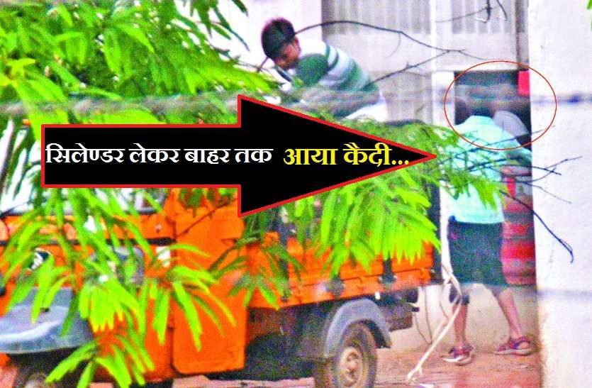 jailbreak जेलब्रेक प्लान: संतरी की आंखों में मिर्च डालकर मुख्य द्वार से भागने की फिराक में थे कैदी