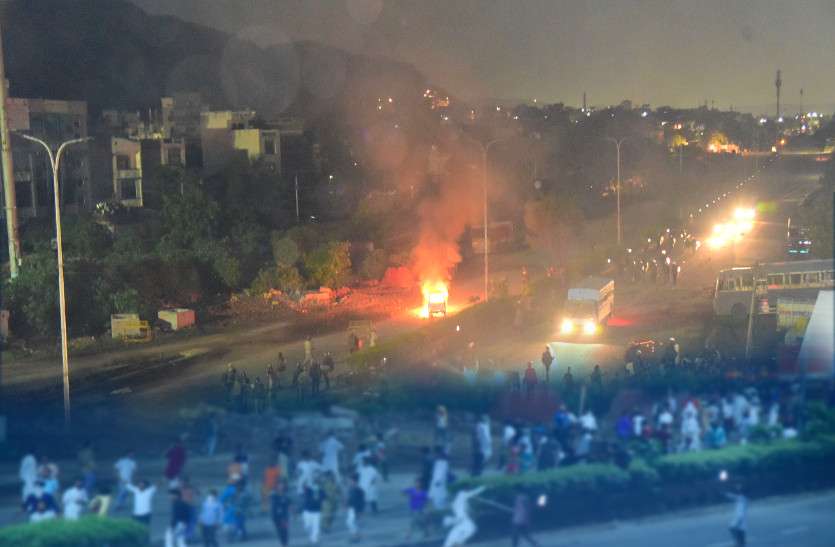 Jaipur Communal Tension Jaipur Clash: पथराव में फंस गईं थीं वनस्थली विद्यापीठ की 20-25 लड़कियां, भीड़ को बस की ओर बढ़ते देख चालक ने ऐसे बचाई जान