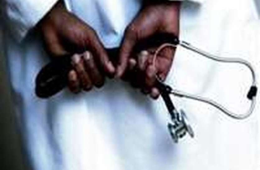 10 year girl died due to wrong injection given by Fake doctor झोलाछाप डॉक्टर ने ली मासूम की जान, गलत इंजेक्शन लगाने से हुई मौत, परिवार सहित फरार हुआ आरोपी