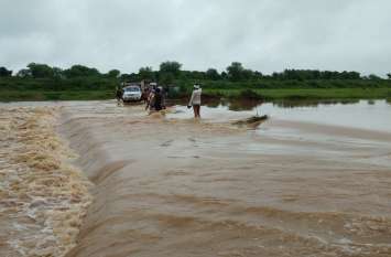 Boom in the river, traffic stopped नदी में आया उफान, आवागमन रहा बंद