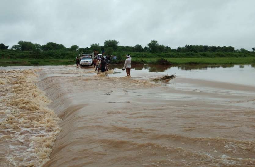 karauli.hindi नदी में आया उफान, आवागमन रहा बंद