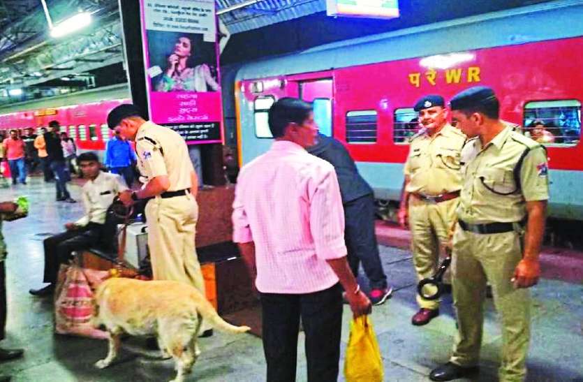 indore Independence Day : शहर में पुलिस अलर्ट, आरपीएफ की चेकिंग के बाद स्टेशन से निकल रहे यात्री