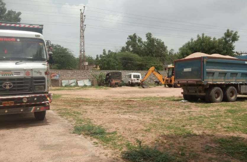 jalore नदी में बजरी खनन करते एक जेसीबी और दो डंपर जब्त