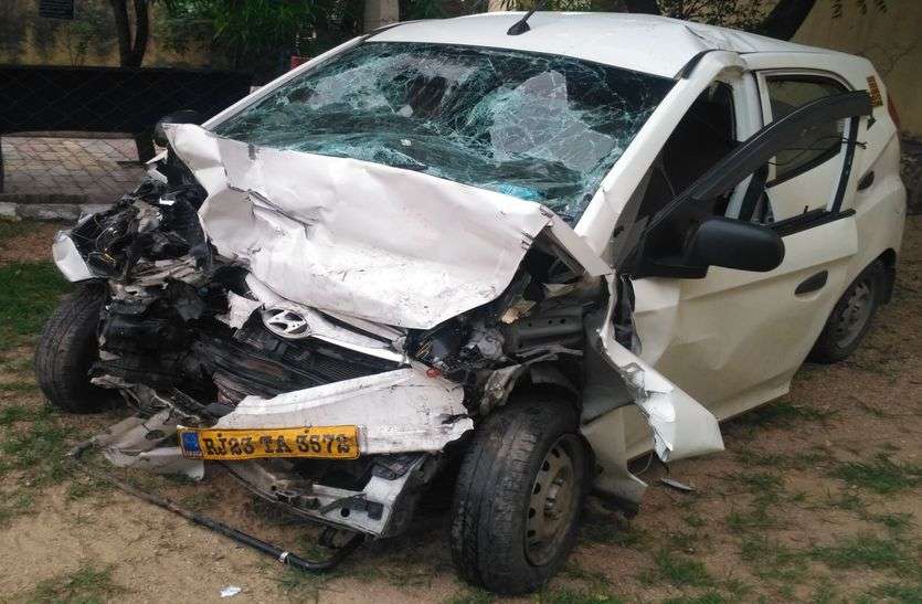 Two cars collided, two people dead including driver टायर फटने से एक कार डिवाइडर फांदकर दूसरी कार से जा टकराई,दो जनों की मौत