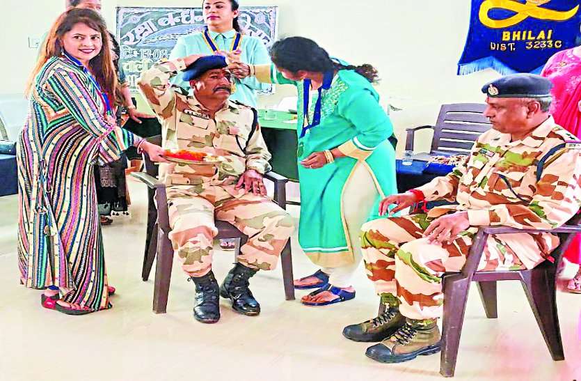 ITBP in Rajnandgaon बहनों से दूर माओवादी मोर्चे पर तैनात ITBP के जवानों की सूनी कलाई पर जब बंधी राखी तो भीग गई पलकें