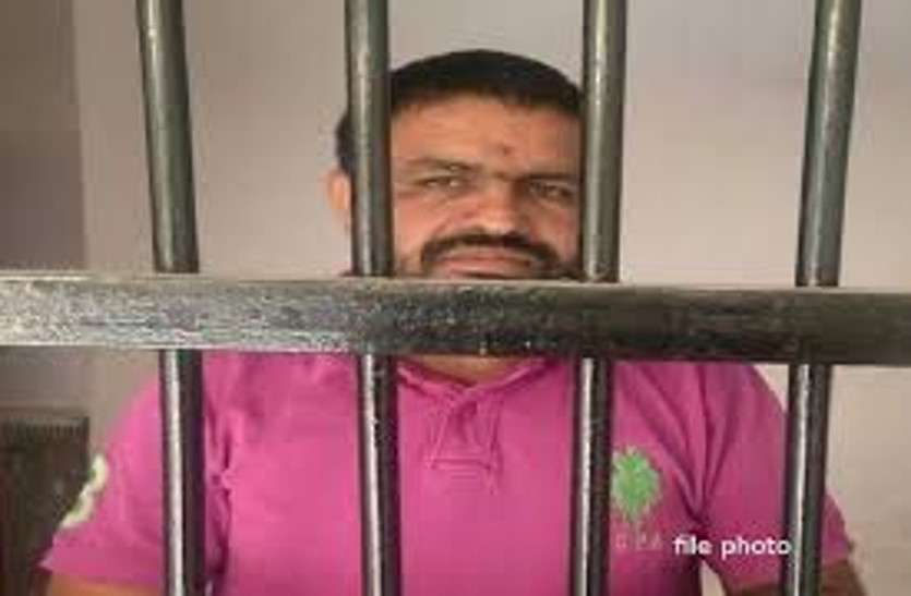 Kailash Manju accused of firing charged under various sections व्यवसायी पर फायरिंग के आरोपी कैलाश मांजू पर आरोप सुनाए